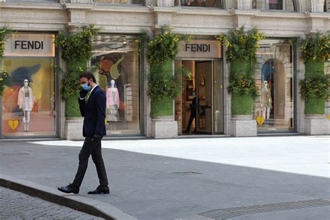 Fendi, rapina in via del Corso a Roma: rubate una trentina di 